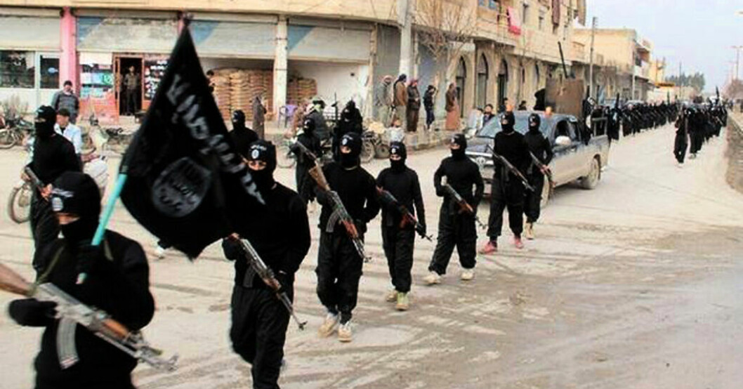 Anhängare av terrorrörelsen Islamiska staten marscherar i irakiska Raqqa, som mellan 2013 och 2017 fungerade som det självutropade "kalifatets" huvudstad. Arkivbild. Terrorhäktade uppges figurera i jihadistgrupper