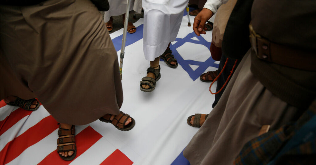 Anhängare till huthirebellerna trampar på amerikanska och israeliska flaggor under en demonstration i Sanaa, Jemen, i mars. Arkivbild. Jemen: Saudiarabien släpper krigsfångar