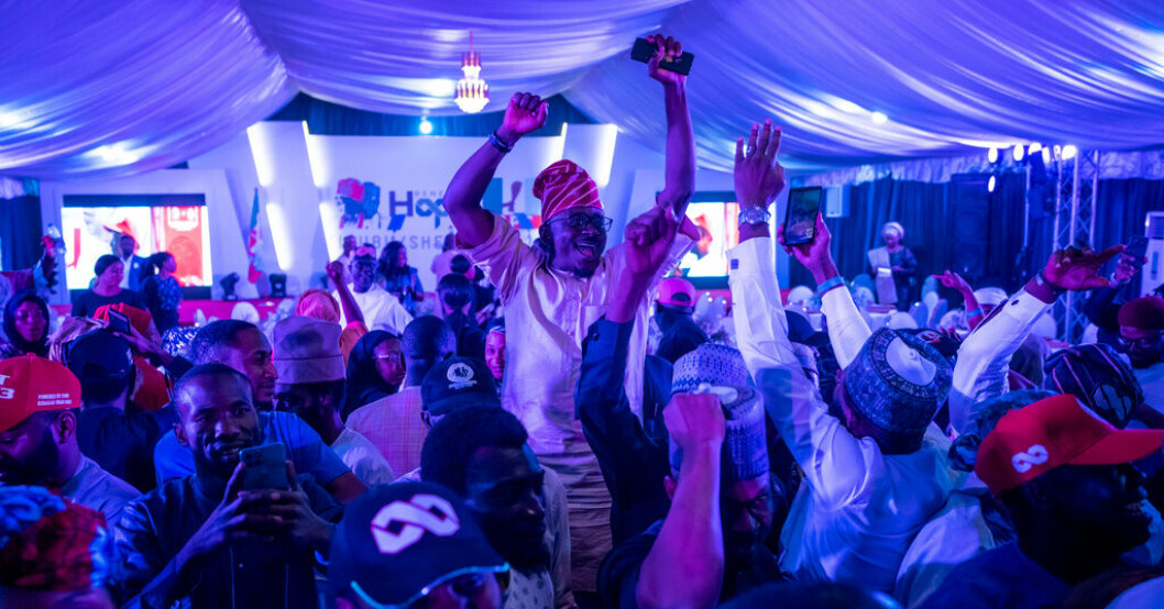 Anhängare till presidentkandidaten Bola Tinubu firar i samband med att rösträkningen slutfördes på onsdagen. Tinubu valvinnare i Nigeria