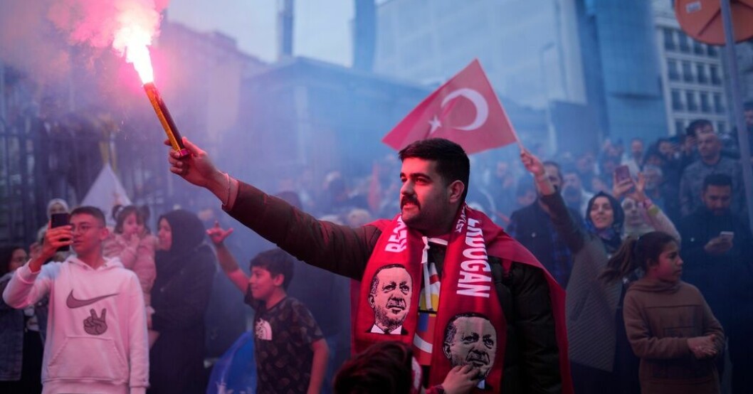 Anhängare till sittande president Recep Tayyip Erdogan utanför AKP:s högkvarter i Istanbul under valkvällen den 14 maj. Expert: Valet avgjort – Turkiet mer auktoritärt