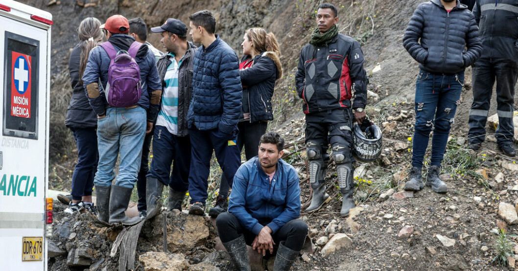 Anhöriga och kollegor till saknade utanför gruvan på torsdagen. Minst sju döda efter gruvexplosion i Colombia