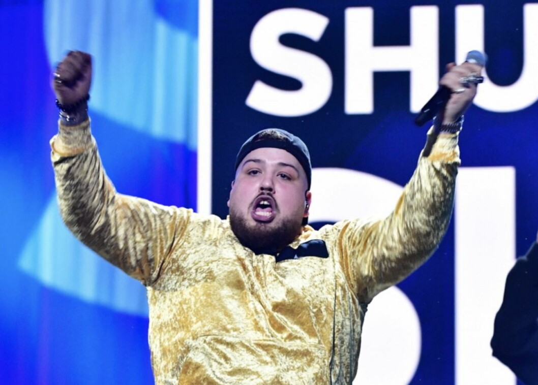 FOTO: Jonas Ekströmer/TT Anis don Demina i gul dräkt på Melodifestivalen