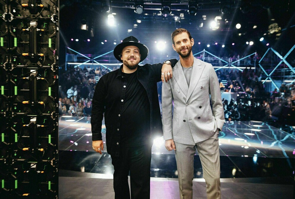 Anis Don Demina och Pär Lernström leder <span class=" italic" data-lab-italic_desktop="italic">Idol</span> 2021. Anis Don Demina och Pär Lernström på scen