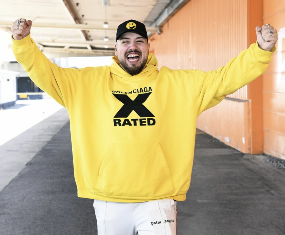 Anis don Demina leder <span class=" italic" data-lab-italic_desktop="italic">Rockbjörnen</span> 2021. Anis don Demina i gul tröja