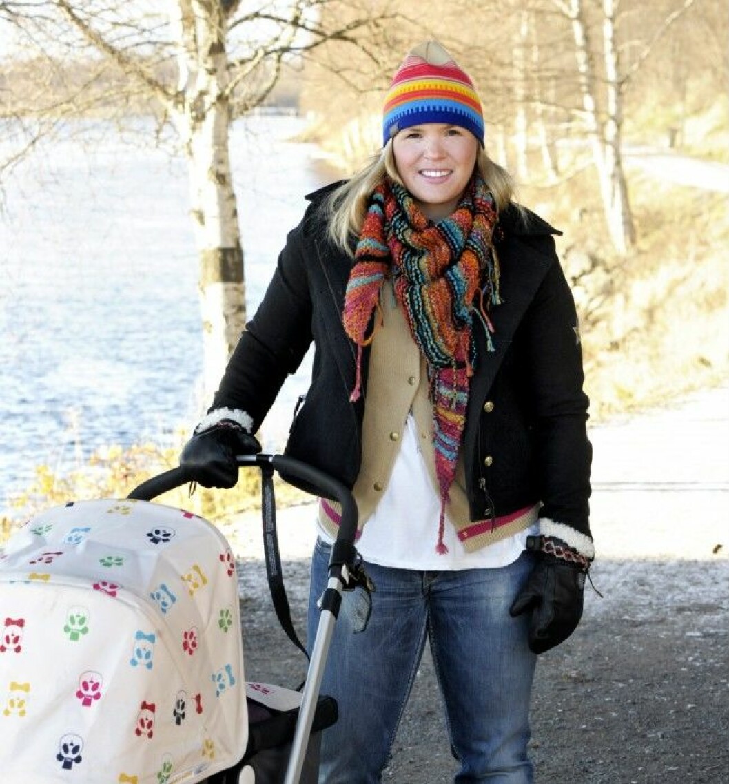Anja Pärson på promenad med parets ena son. Anja Pärson på promenad med ena sonen.