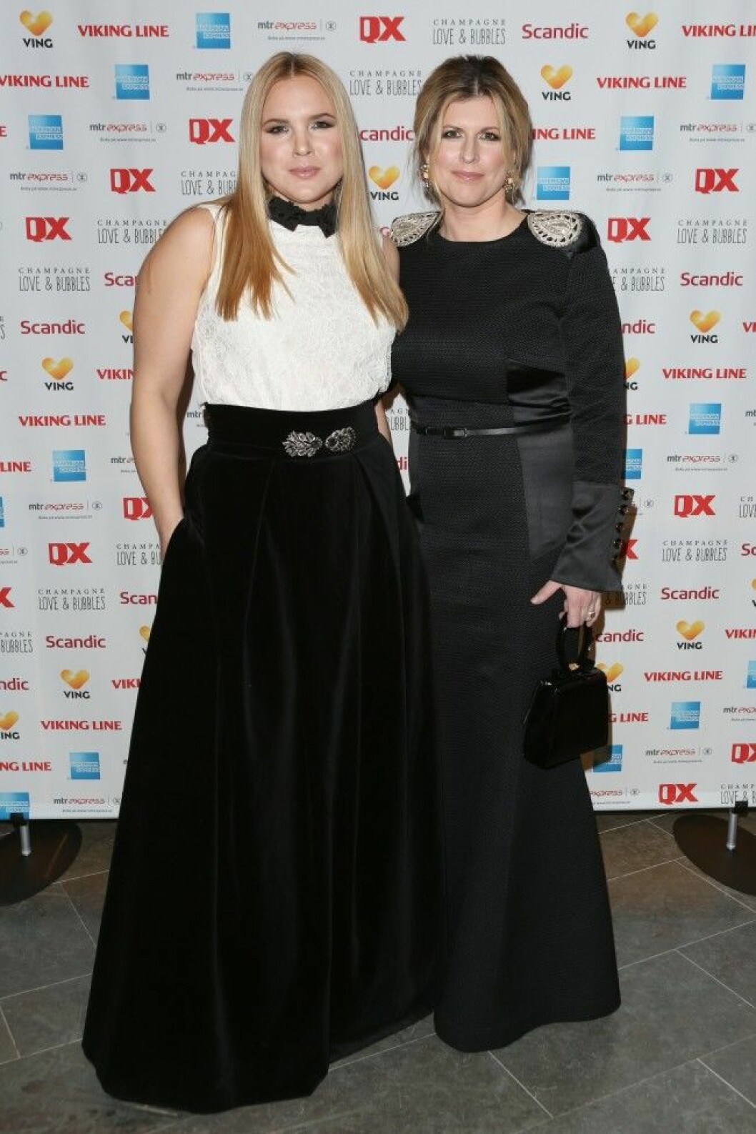 Så här snygga var Anja Pärson och kärleken Filippa Rådin på QX-galan. STOCKHOLM, SWEDEN, 2016-02-08 QX-galan 2016 på Cirkus i Stockholm. XPBE Picture: Anja Pärson, Filippa Rådin Photo: CHARLOTTE BRUNZELL/IBL IBL *** Local Caption *** 4.04954039