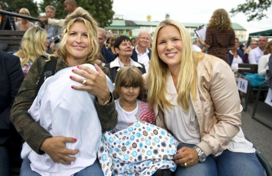 Filippa Rådin och Anja Pärson med två av familjens tre barn. allsång på skansen. anja pärsson tillsammans med sin sambo filippa, deras son elvis och filippas dotter emi. 2012-08-14 (c) Jonas Bilberg / Aftonbladet / IBL Bildbyrå * * * EXPRESSEN OUT * * * AFTONBLADET / 7690