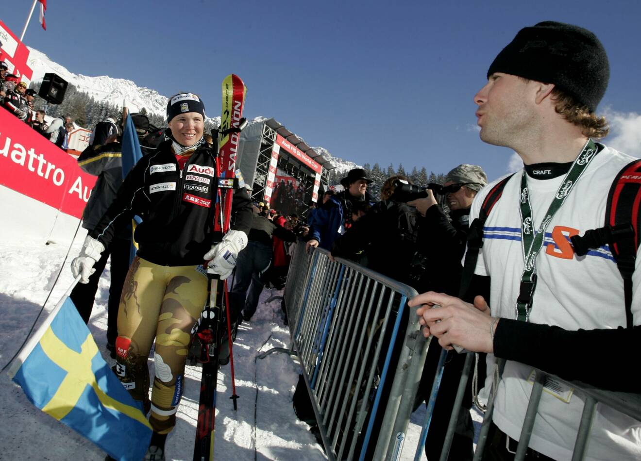 Anja Pärson träffar pojkvännen Björn Persson efter ett åk i backen under en tävling våren 2005.