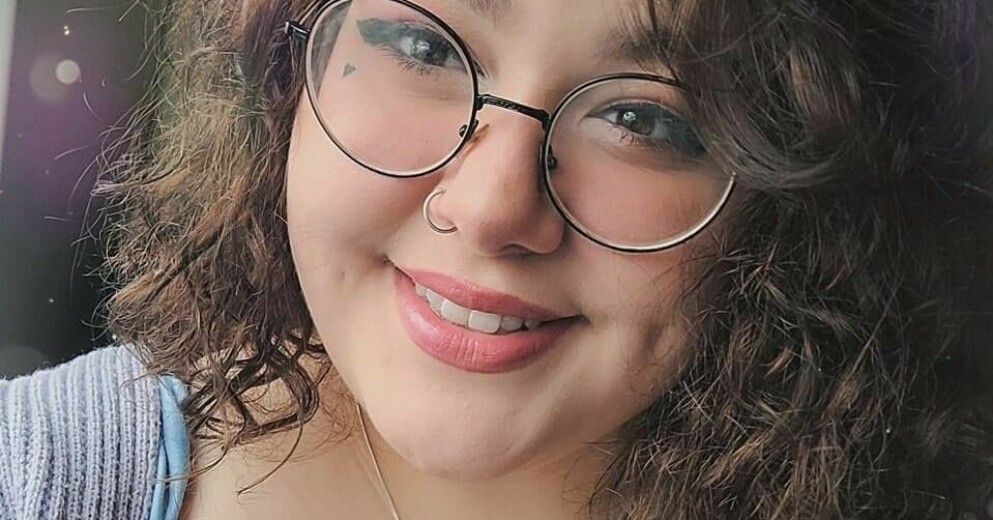 Anji Chalk, 22, upplever en obeskrivlig smärta på grund av sina stora bröst. Anji Chalk