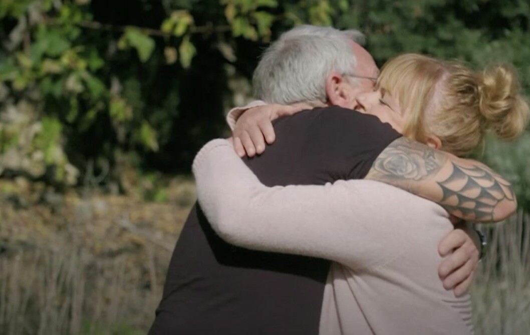 Leif och Anki kramas efter att Anki berättat att hon ville hoppa av programmet. FOTO: TV4 Bonde söker fru Leif och Anki kramas
