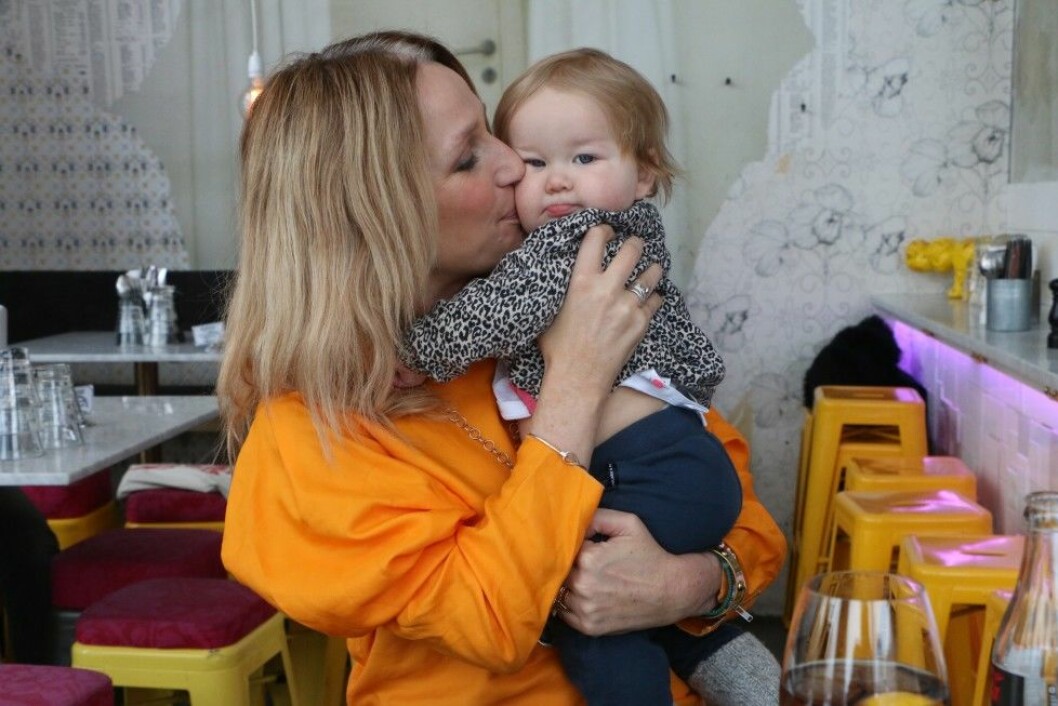 Ann älskar lilla Bobo och han får massor av pussar. Foto: Micael Engström Ann älskar lilla Bobo och han får massor av pussar. Foto: Micael Engström