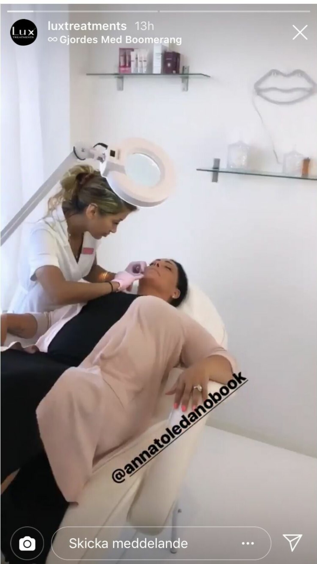 Sångerskan har länge velat prova på botox, men det är först nu hon har vågat sig på det. Anna Book ligger på en brits och gör botox