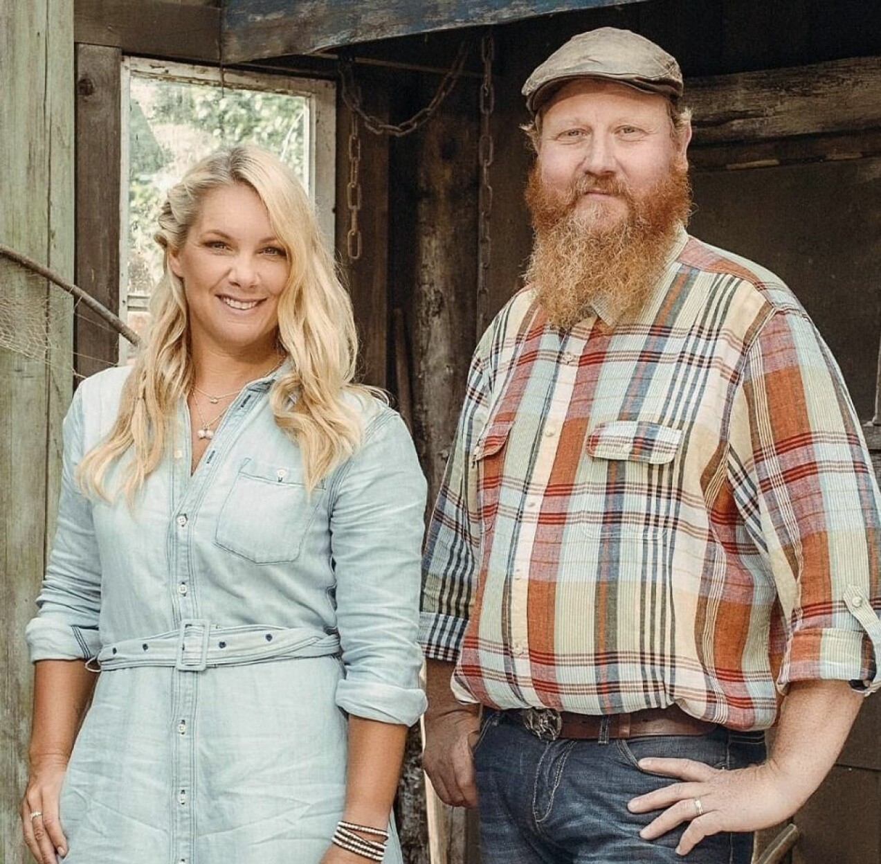 Anna Brolin och Vincent i Farmen 2021. Anna Brolin programledare för Farmen 2021