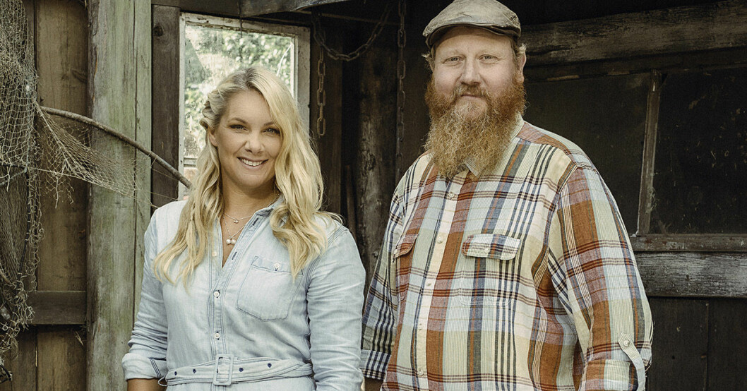 Programledaren Anna Brolin och expertbonden Hans Wincent leder Farmen. Programledaren Anna Brolin och expertbonden Hans Wincent leder Farmen.