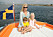 Anna Anka på en båt med dottern Elli och sonen Ethan från 2010