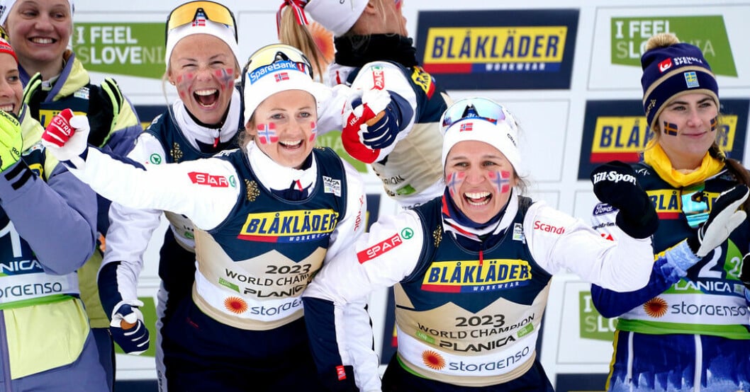 Anne Kjersti Kalvå, Ingvild Flugstad Østberg, Astrid Øyre Slind och Tiril Udnes Weng efter VM-guldet i torsdagens stafett. Stoppades av hälsokrav – nu VM-hjälte