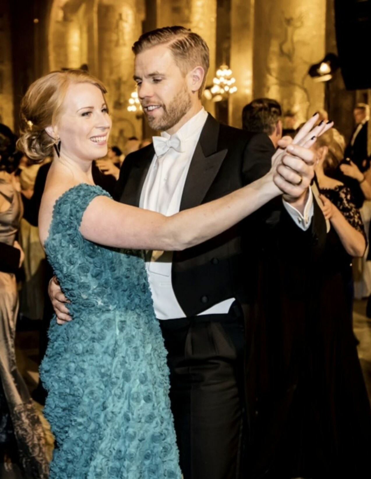 Carl-Johan Lööf bjuder upp till dans med Annie Lööf på <span class=" italic" data-lab-italic_desktop="italic">Nobel banquet</span> i Stockholm City Hall vintern 2017. Annie Lööf och Carl-Johan dansar