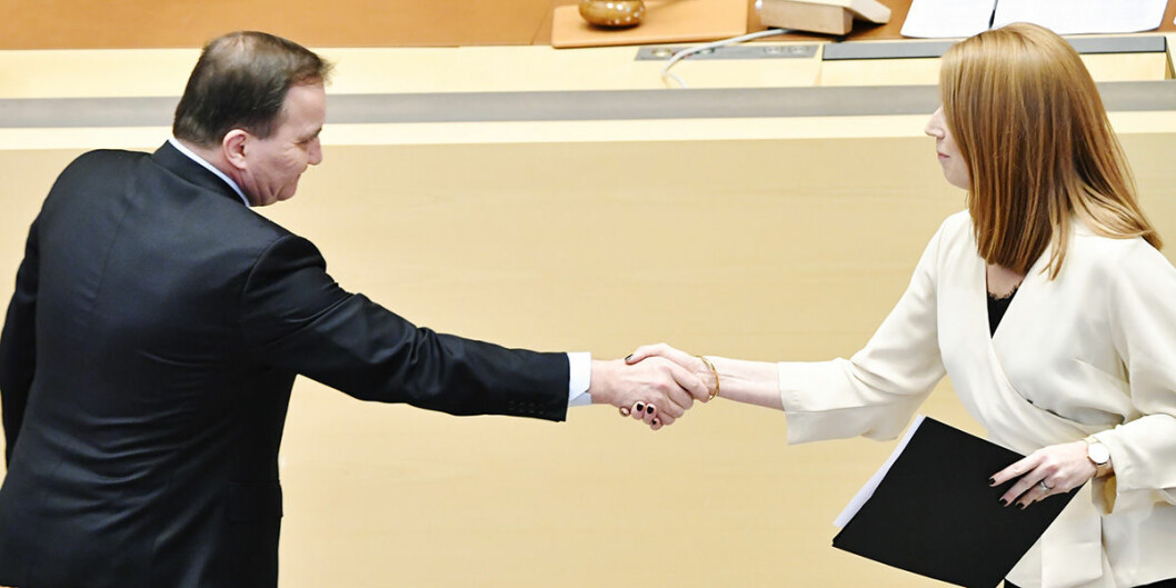 Stefan Löfven och Annie Lööf. Stefan Löfven och Annie Lööf skakar hand