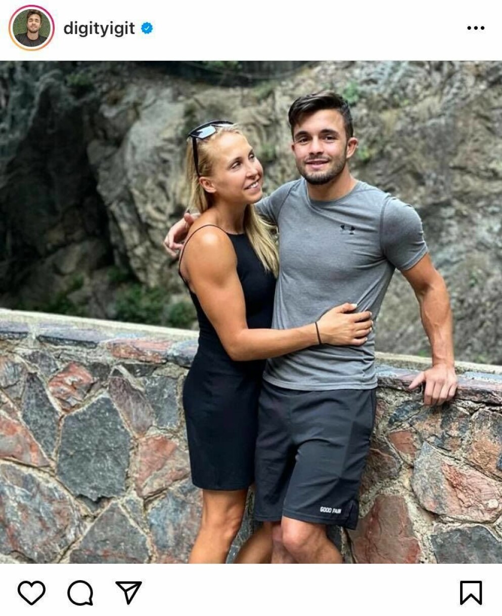Elin Härkönen kramar pojkvännen Antony Yigit vid en stenmur. Elin Härkönen och Antony Yigit
