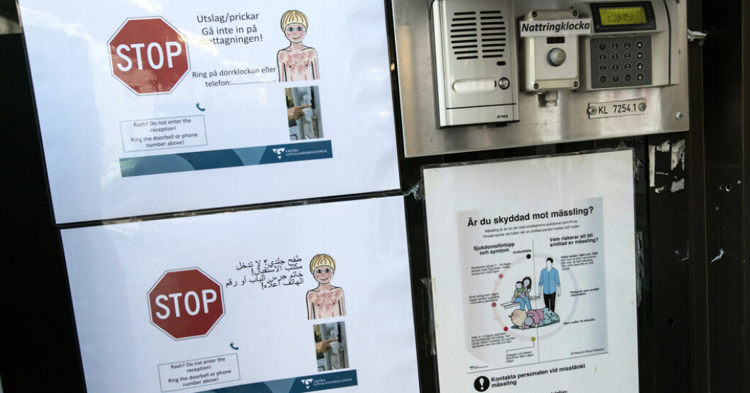 Anslag informerar om rutiner vid ett tidigare mässlingsutbrott vid barnakuten på Östra Sjukhuset Sahlgrenska i Göteborg. Arkivbild. Mässlingfall i Göteborg