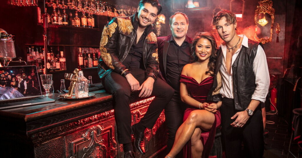 Anton Ewald, Morgan Alling, Marsha Songcome och Andreas Wijk medverkar i musikalen "Moulin Rouge". Pressbild. Musikalen "Moulin Rouge" får Sverigepremiär