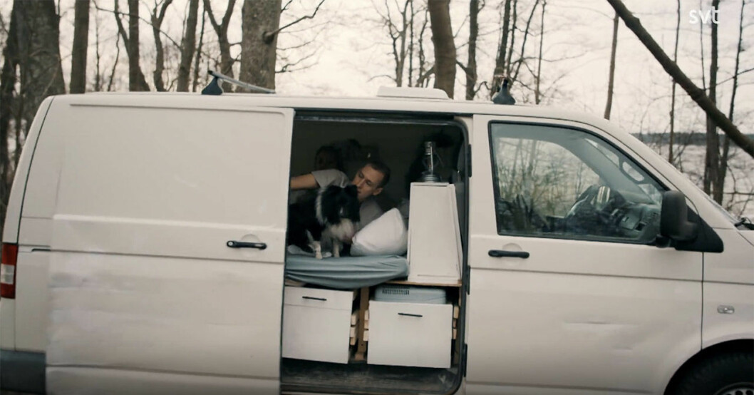 Anton Pehrson och hunden i skåpbilen. Anton Pehrson och hunden.