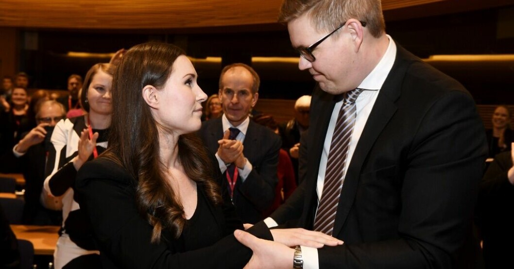 Antti Lindtman gratulerar Sanna Marin efter att han förlorat valet om att bli SDP:s statsministerkandidat mot henne i december 2019. Arkivbild. Festbildstrassel för Marins möjliga efterträdare