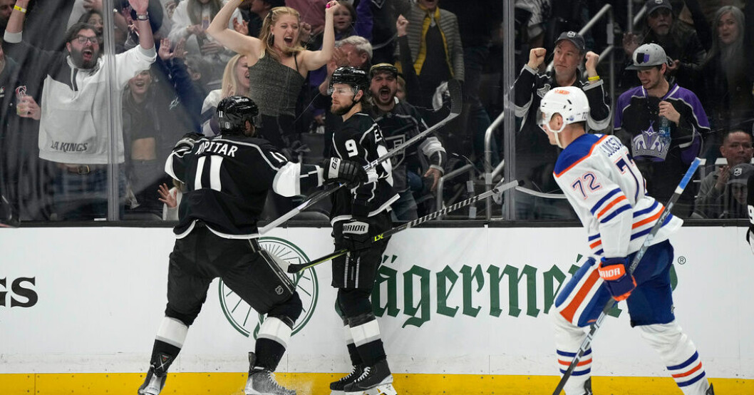 Anze Kopitar firar Adrian Kempe, till höger, efter 2–2-målet. Kempe målskytt när Los Angeles vann