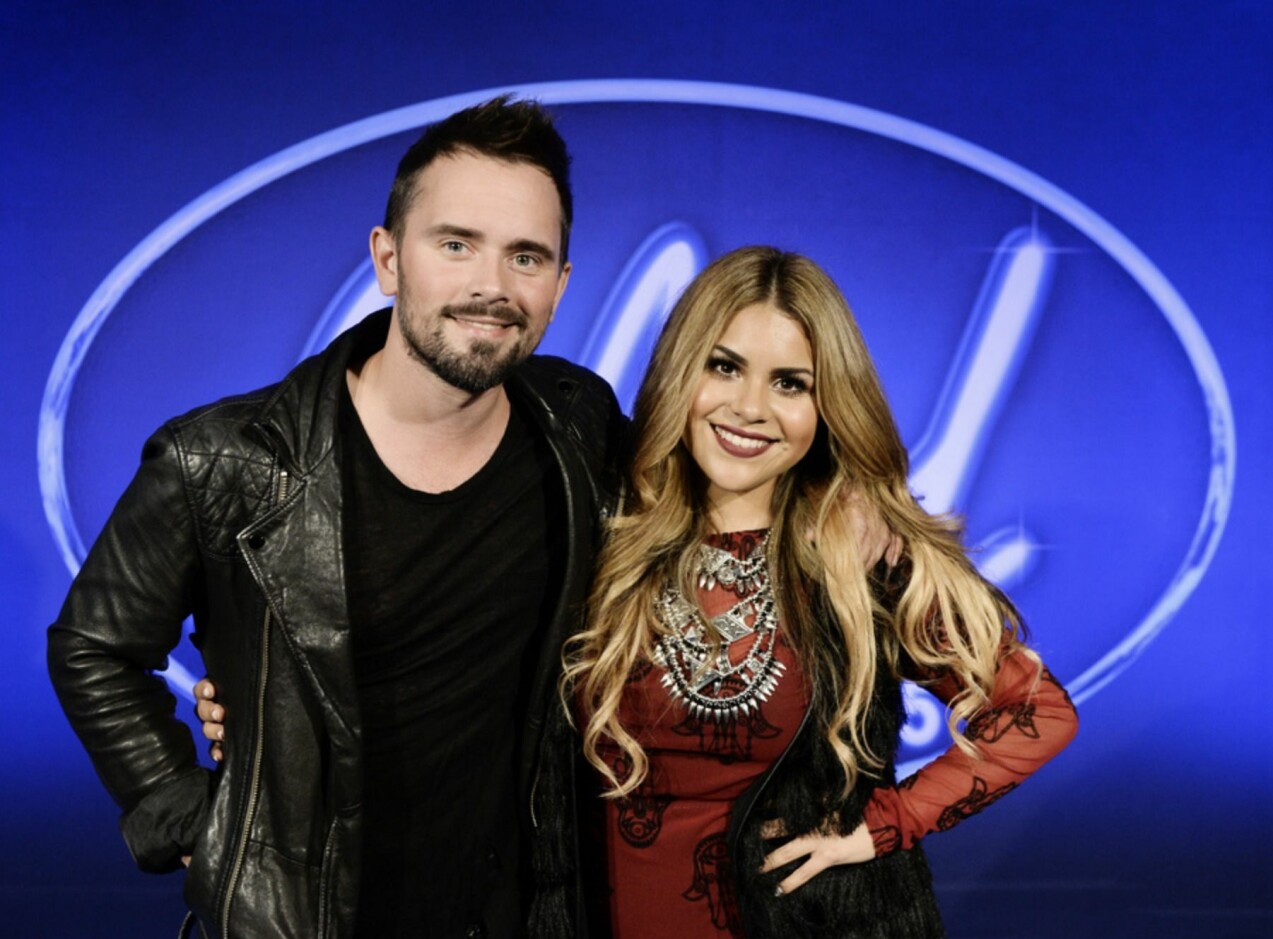 Arantxa Álvarez och Erik Segerstedt var programledare för<span class=" italic" data-lab-italic_desktop="italic"> Idol Extra</span> 2015. Arantxa Álvarez och Erik Segerstedt Idol Extra 2015.