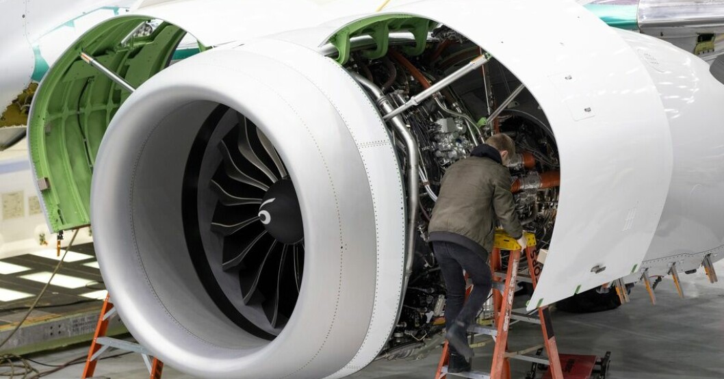 Arbete med ett Boeing-flygplan i tillverkarens fabrik i USA-delstaten Washington. Arkivbild. Nytt flygbolag ska skapa 200 000 nya jobb