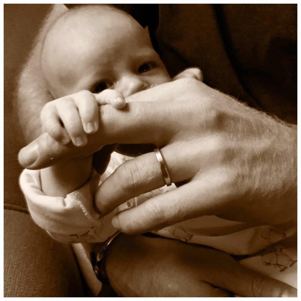 Här är bilden som inte blev så populär hos de kungliga fansen. Prins harrys hand håller om Archie
