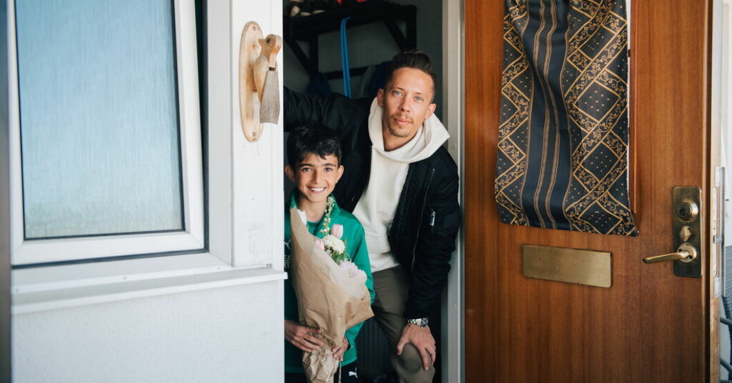 Årets läsfrämjare Sepenta Sarhadi tillsammans med Pascal Engman. Pressbild. 9-årig bokslukare prisas av Pascal Engman
