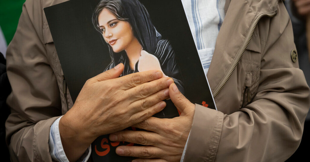Årets pressfrihetspris går till de iranska journalisterna Nilufar Hamedi och Elaheh Mohammadi, som sitter fängslade i Iran efter att ha rapporterat om Mahsa Aminis död i september 2022. Arkivbild. Fängslade iranska journalister prisas