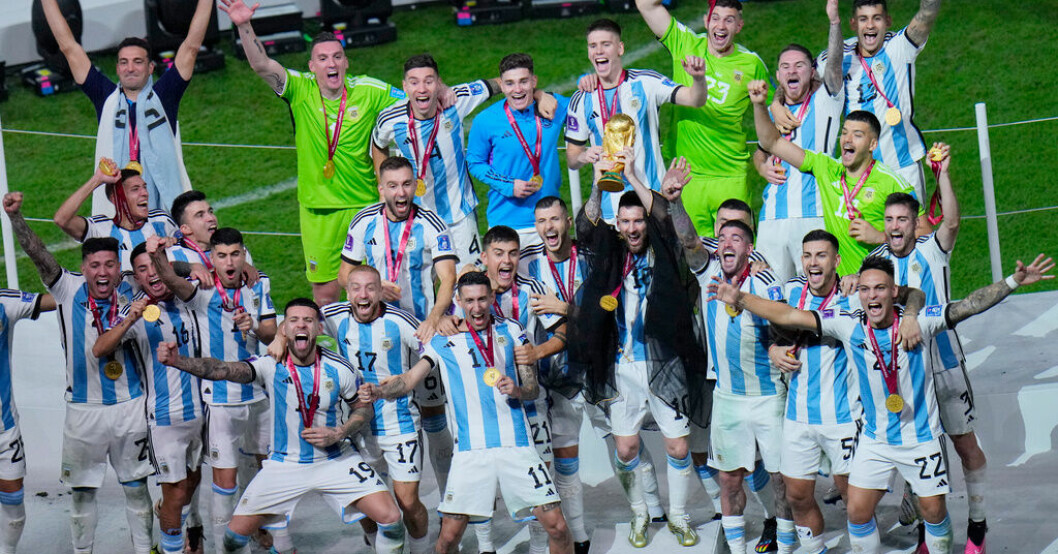 Argentina med VM-pokalen efter finalsegern mot Frankrike. Arkivbild. Argentina tillbaka på fotbollstronen