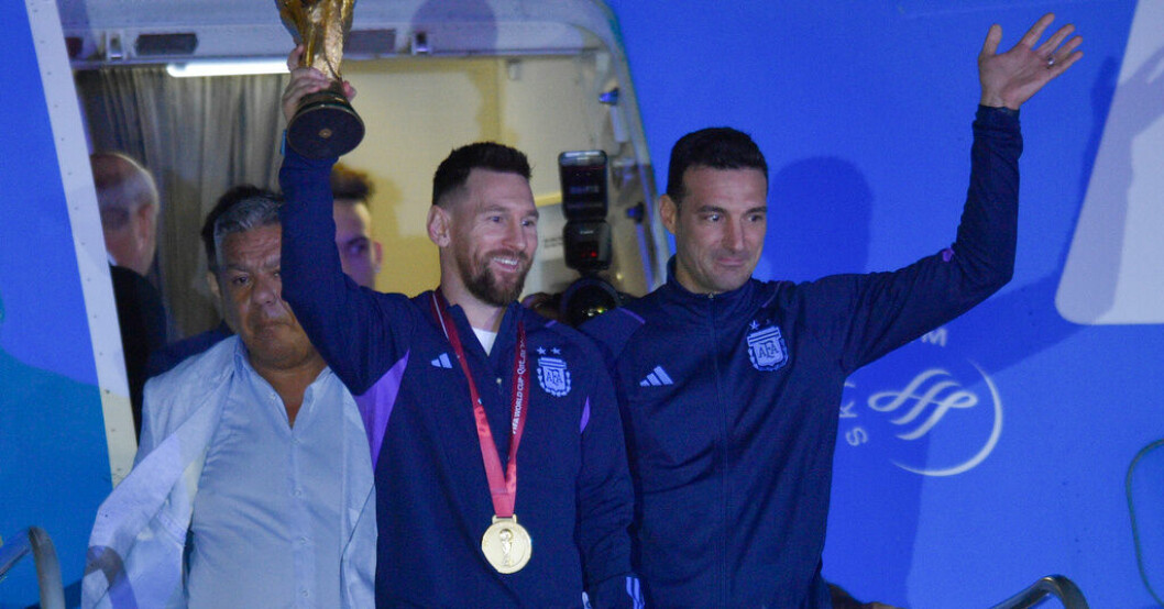 Argentinas förbundskapten Lionel Scaloni, till höger, vill att Lionel Messi, till vänster, ska vara lycklig. Arkivbild. Scaloni: "Viktigt att Messi är lycklig"
