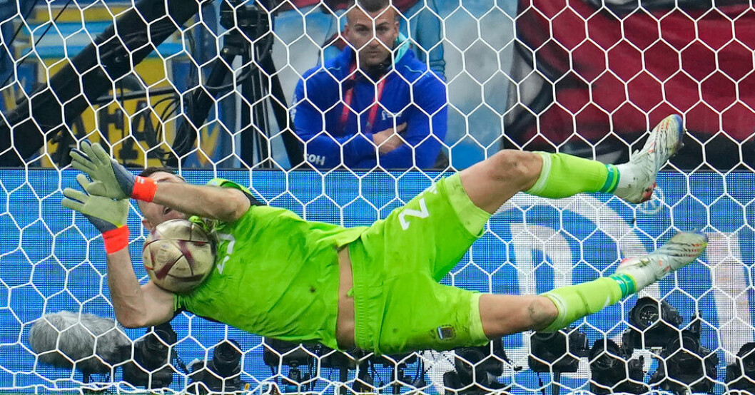 Argentinas målvakt Emiliano Martinez i samband med straffläggningen mot Frankrike. Arkivbild. Målvaktshandskar ska hjälpa sjuka barn