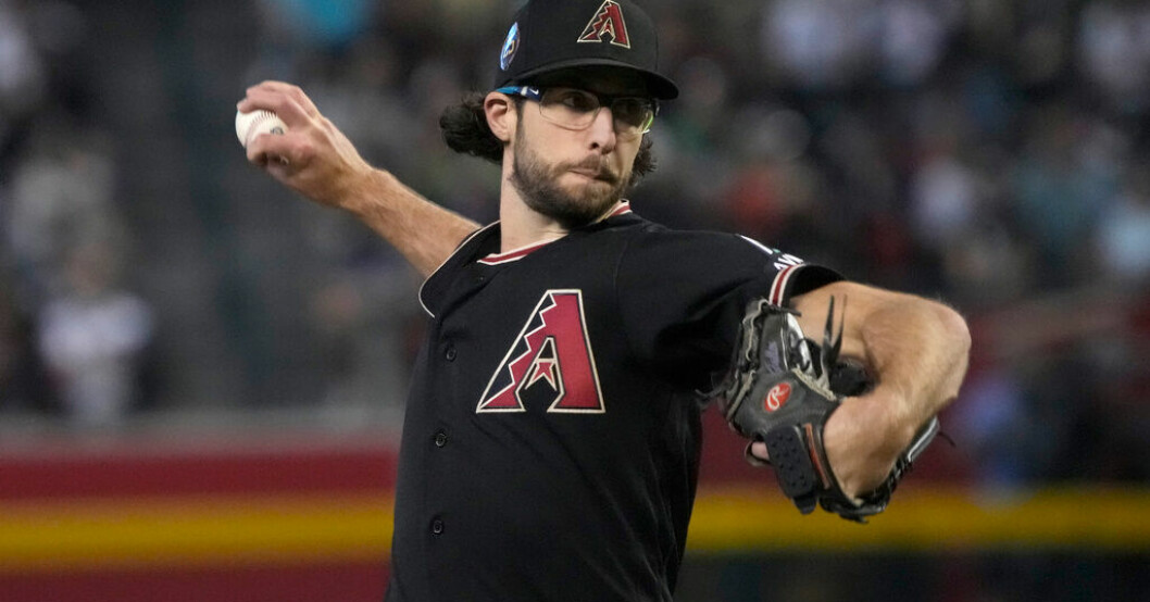 Arizona Diamondbacks pitcher Zac Gallen råkade träffa en fågel i luften under en uppvärmning på onsdagen. Fågeln dog. Bilden är från en match den 13 maj. Basebollspelaren träffade fågel – som dog