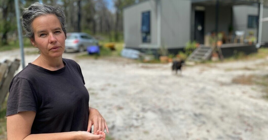 Arkitekten Christy Bryar bor i ett tillfälligt hus på sin tomt i närheten av det brandhärjade Mallacoota i Australien. Tufft tre år efter jättebrändernas apokalyps