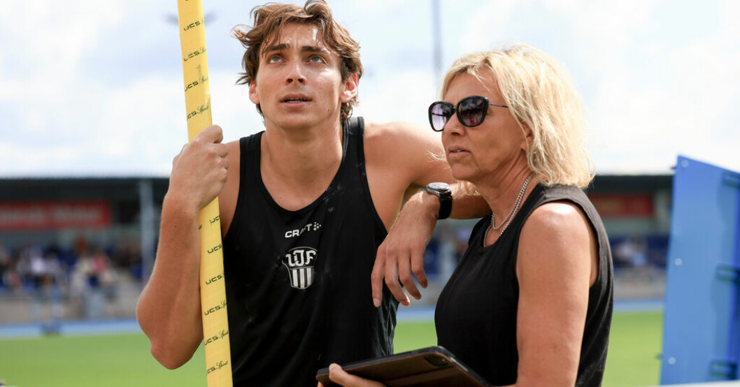 Armand Duplantis i sin Upsala IF-dränk. Här med mamma Helena. Duplantis tog enkelt hem stavhoppet i lag-SM