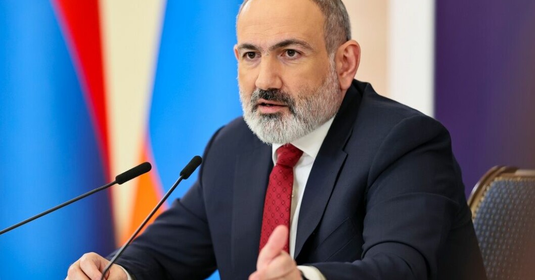 Armeniens premiärminister Nikol Pasjinjan under tisdagens pressträff i huvudstaden Jerevan. Uppretat Armenien: Putin lämnar oss i sticket