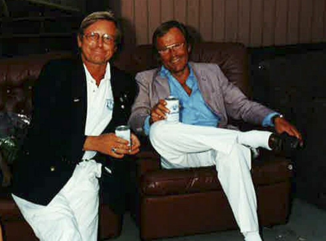 Jag och Arne vilar upp oss bakom kulisserna på Gröna Lund på 90-talet. Foto: Privat arne