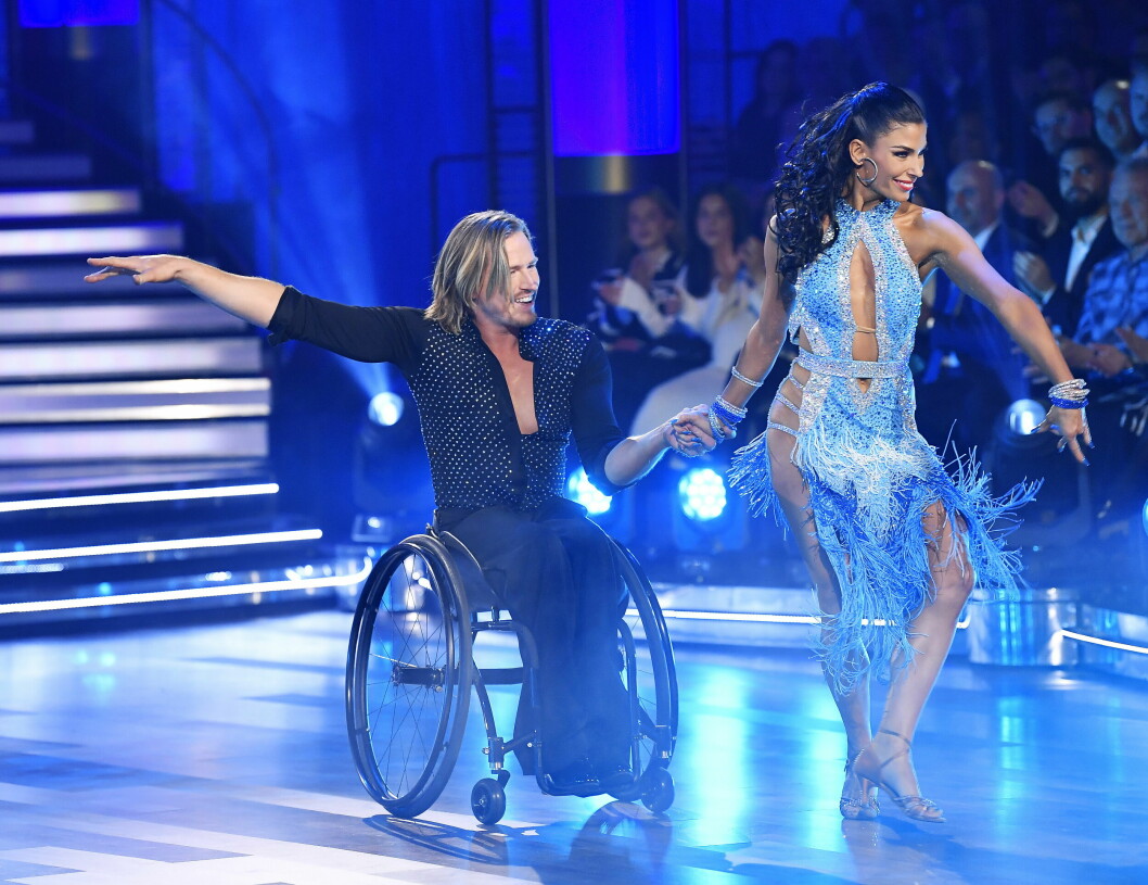 Aron och Jasmine fick möte ett enormt publikstöd efter premiärdansen i <span class=" italic" data-lab-italic_desktop="italic">Let's dance</span> 2022; en passionerad cha cha med farliga moment. Aron och Jasmine fick möte ett enormt publikstöd efter premiärdansen i Let's dance 2022; en passionerad cha cha med farliga moment.
