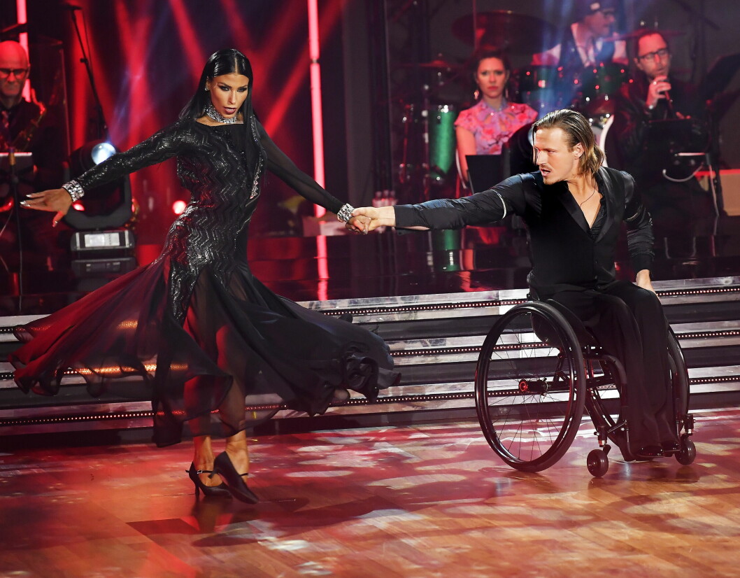 Aron tävlade tillsammans med proffsdansaren Jasmine<span class=" bold" data-lab-bold_desktop="bold"> </span>i årets upplaga av <span class=" italic" data-lab-italic_desktop="italic">Let's dance</span>. Aron tävlade tillsammans med proffsdansaren Jasmine Takács, 34, i årets upplaga av Let's dance.