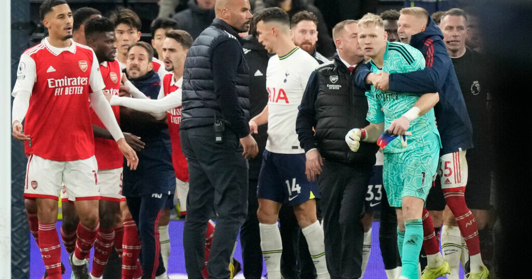 Arsenals målvakt Aaron Ramsdale, i grönt, efter att fått en spark i ryggen efter bortamötet med Tottenham. Arkivbild. Sparkade Ramsdale i ryggen – portas från matcher