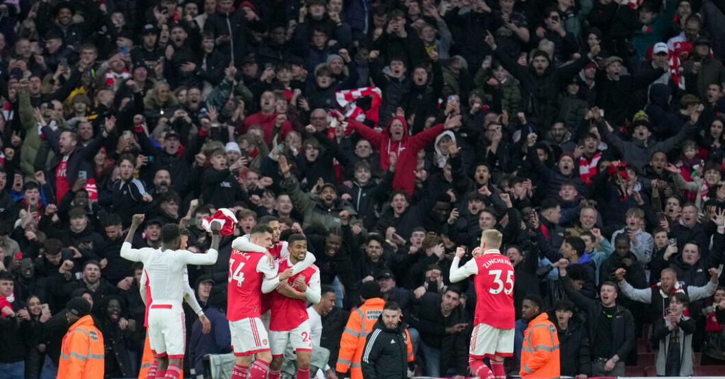 Arsenals spelare och supportrar firar segermålet mot Bournemouth i den 97:e minuten. Drömmål av Nelson – vild glädje i Arsenal