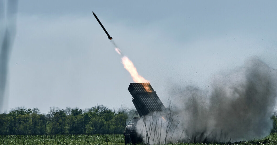 Artillerield från den ukrainska armén nära fronten i staden Bachmut i östra delen av landet. Arkivbild Uppgift: Första stegen mot ukrainsk våroffensiv