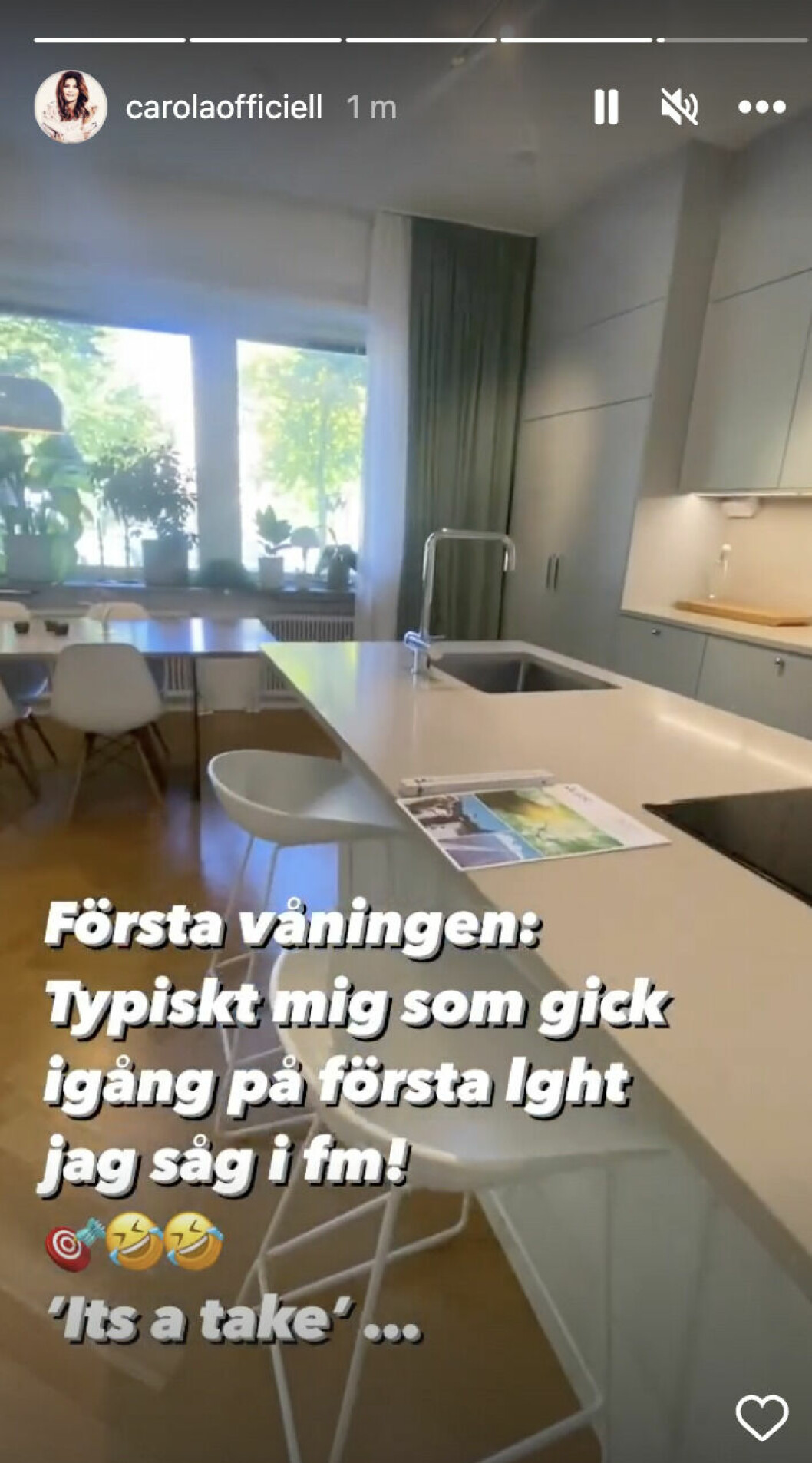 Artisten verkar ha förälskat sig i lägenheten, trots att jakten på ett nytt boende bara har börjat. Artisten verkar ha förälskat sig i lägenheten.
