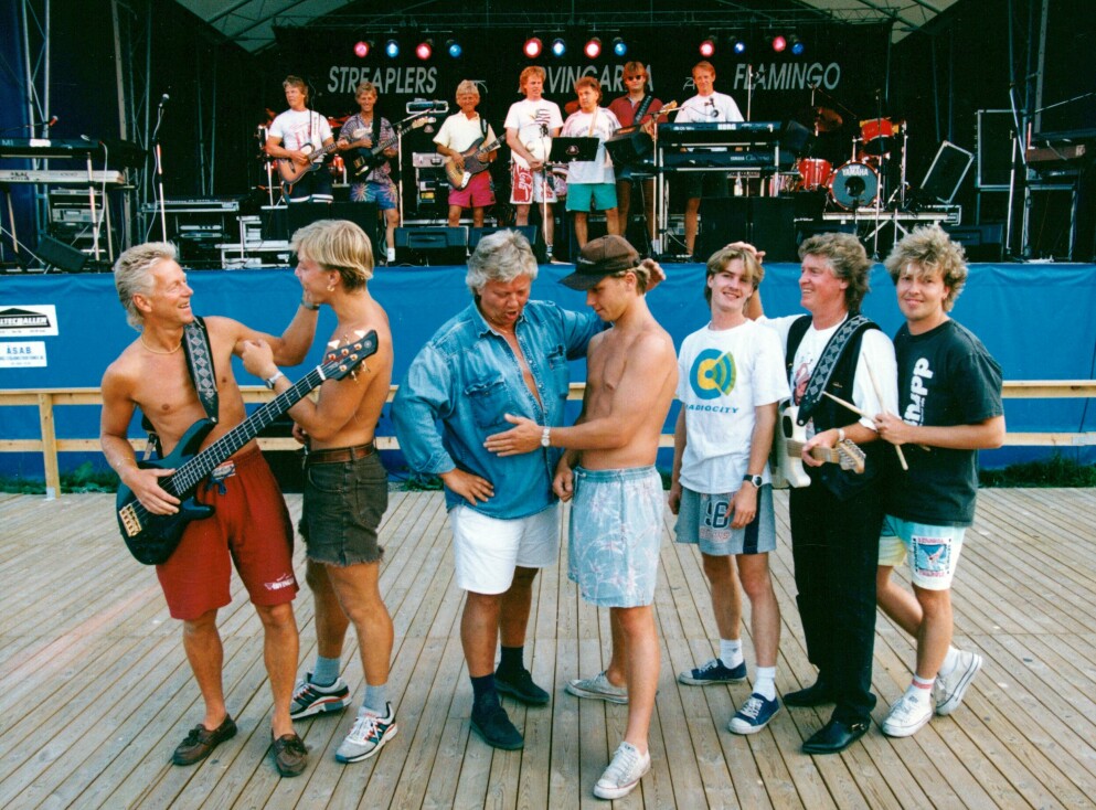 Arvingarna och Flamingokvintetten, storslagna dansband i Sverige. Dennis och Casper Janebrink, Lasse och Lasseman Larsson och Kim, Hasse och Tommy Carlsson år 1994. Casper med bandet och sin pappa
