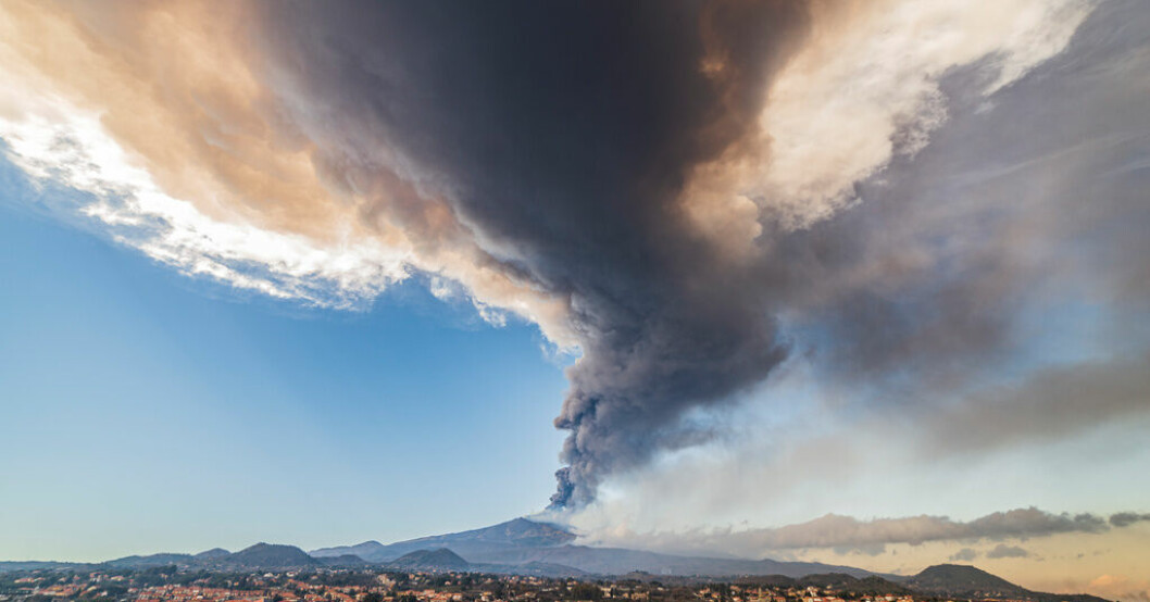 Aska sprids från Etna, här under ett utbrott i fjol. Arkivbild. Flygplats på Sicilien öppnar igen