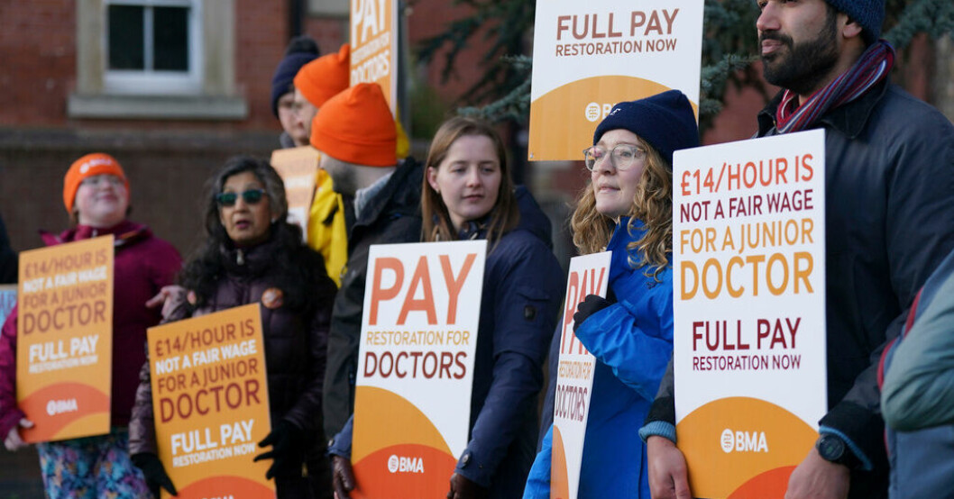 AT-läkare inom den brittiska vårdapparaten NHS strejkar. Här demonstrerar flera av dem utanför ett sjukhus i Leicester på tisdagen. Historiskt stor läkarstrejk i Storbritannien